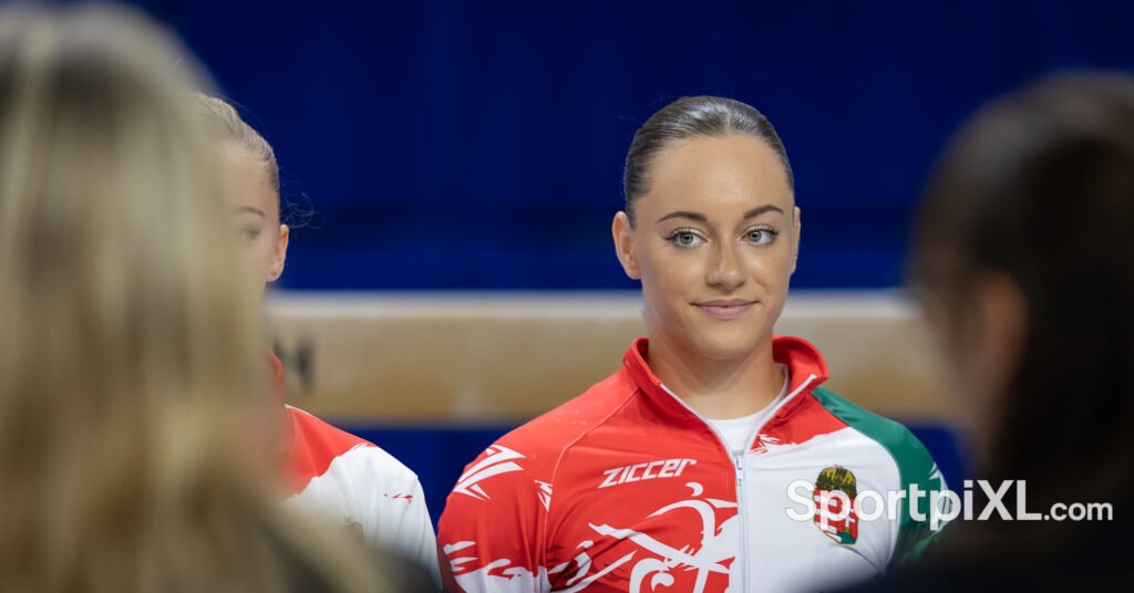 Mayer Gréta magyar tornász a 2025-ös szombathelyi Torna Világkupán, a gerenda gyakorlat előtt.